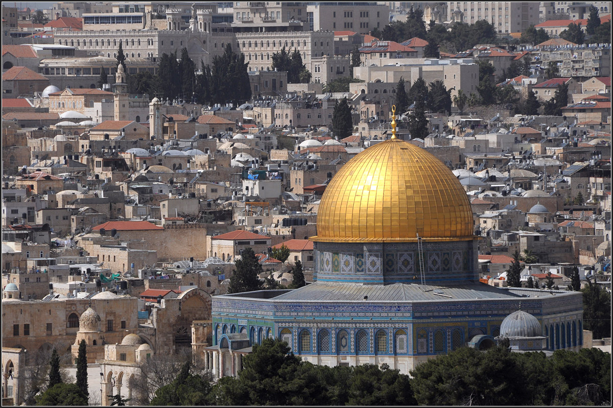 . Jerusalem und Felsendom -

Blick vom lberg auf die Old City und den Felsendom.

19.03.2014 (Jonas)