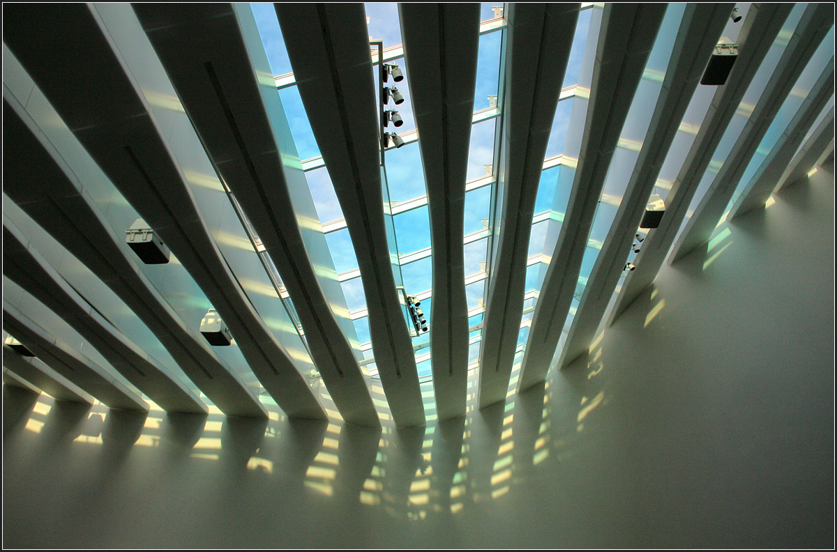 . 'Kirche am Meer' in Schillig -

Durch das Glasdach fllt das Sonnenlicht ins Kirchenschiff, gefiltert durch Lamellen.

20.11.2012 (Matthias)