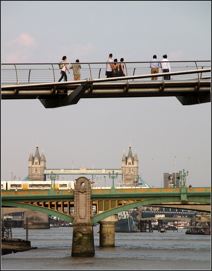 . Londoner Themsebrcken -

Oben die Millenium Bridge, die Southwark Birdge, die Cannon Street Railway Bridge, kaum erkennbar die London Bridge und hinten die Tower Bridge.

01.07.2015 (Matthias)