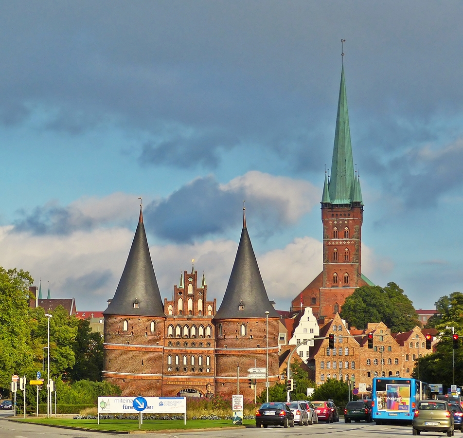 . Lbeck - Das Holstentor, der Turm der Petrikirche und die historischen Salzspeicher. 20.09.2013 (Hans)  