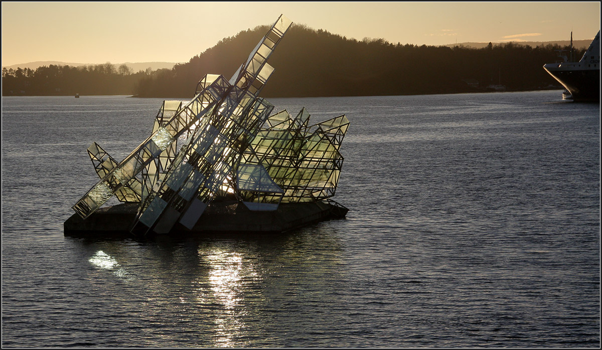 . Man kann an ein Segelschiff denken -

Kunstwerk im Hafenbecken der Bjrvika nahe dem neuen Opernhaus.

29.12.2013 (Matthias)