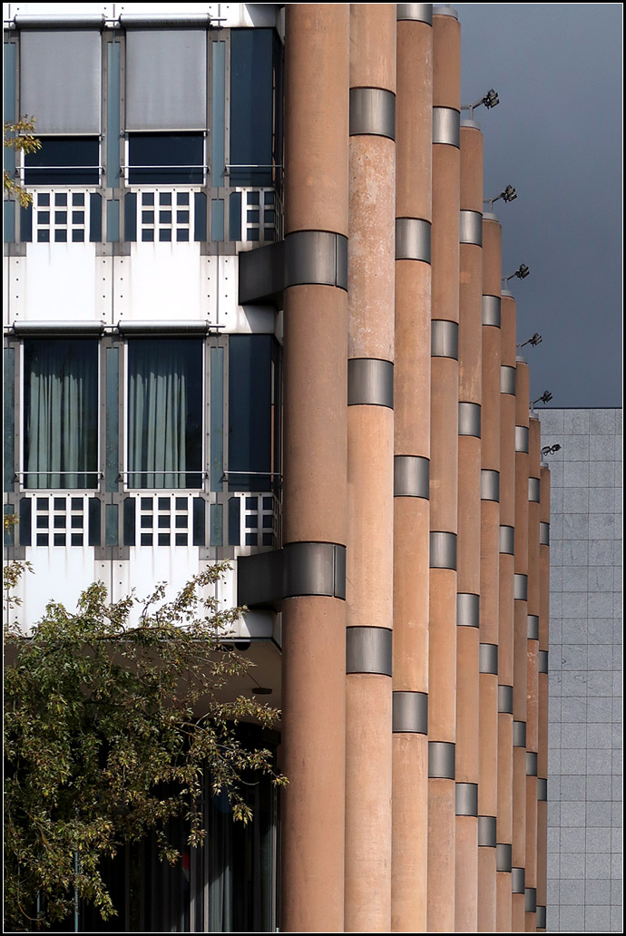 . Moderne Architektur in Luxemburg-Kirchberg -

Detailansicht der auen liegenden Sttzen des Gebude der Deutschen Bank.

06.10.2017 (M)