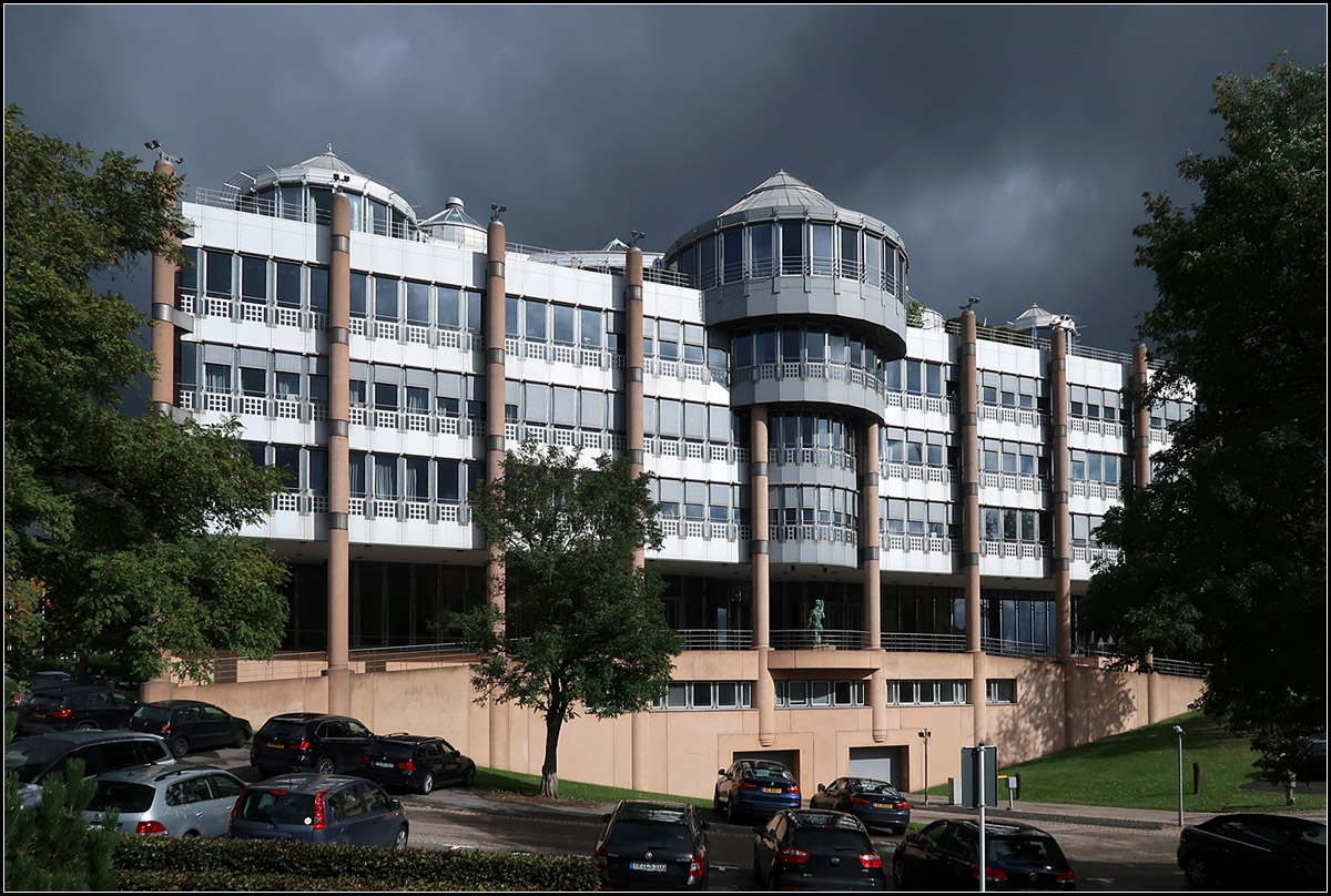 . Moderne Architektur in Luxemburg-Kirchberg -

Gebude der Deutschen Bank des Klner Architekten Gottfried Bhm. Fertigstellung 1991.

06.10.2017 (M)

