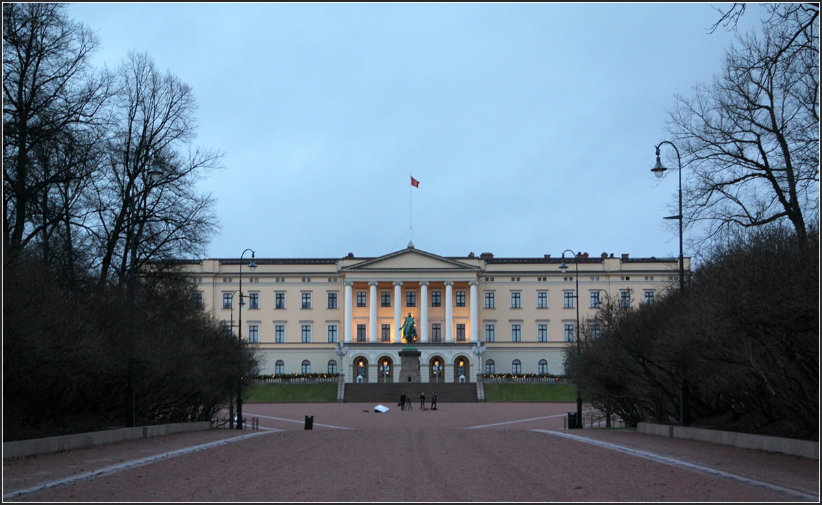 . Morgenstimmung am Schloss - 

Das dreiflgelige Kongelige Slott (Knigliche Schloss) in Oslo wurde 1848 im klassizistischen Stil errichtet und ist der offizielle Wohnsitz des norwegischen Knigs. 

29.12.2013 (Matthias)