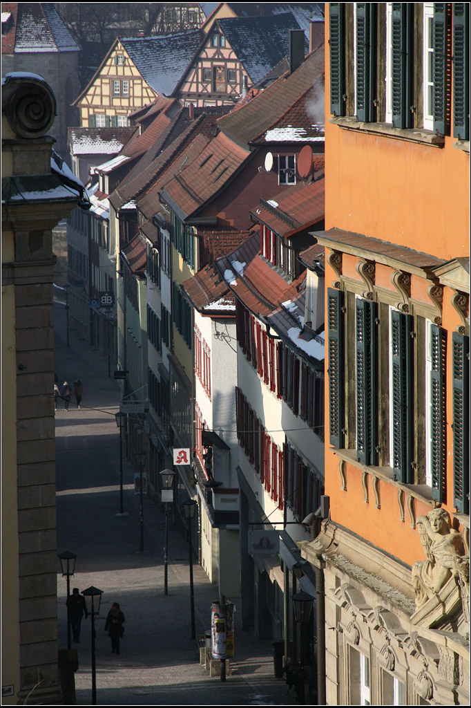 . Nicht mehr neu, die Neue Strae -

Blick von oberhalb der Freitreppe in die Neue Strae in der Schwbisch Haller Altstadt.

22.01.2016 (M)