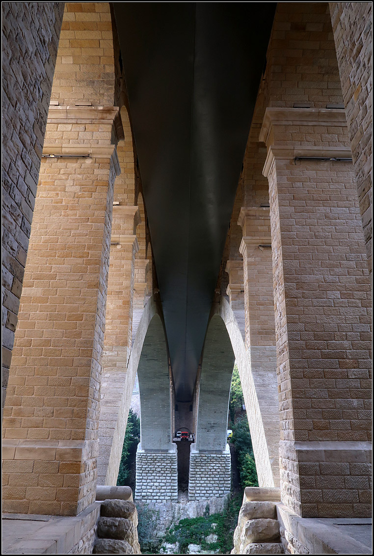 . Pont Adolphe in Luxembourg -

Blick von unten auf die beiden Brckenhlften der Adolphe-Brcke mit dem schwarzen Band des ergnzten Hngesteges.

04.10.2017 (M)