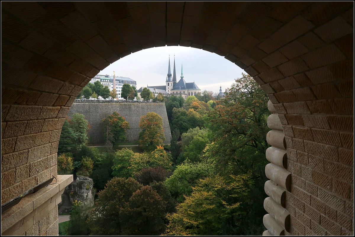 . Pont Adolphe in Luxemburg -

Gerahmt von den Brckebgen ergeben sich durch den eingehngten Steg wunderbare, gerahmete Ausblick auf die Altstadt von Luxemburg. Hier geht der Blick ber das grne Tal der Ptrusse zur Cathedrale Notre-Dame de Luxembourg.

04.10.2017 (M)