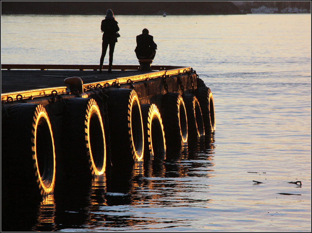 . Reifen im Licht der tiefstehenden Sonne - 

Schiffsanlegestelle nahe dem Osloer Rathaus.

29.12.2013 (Matthias)