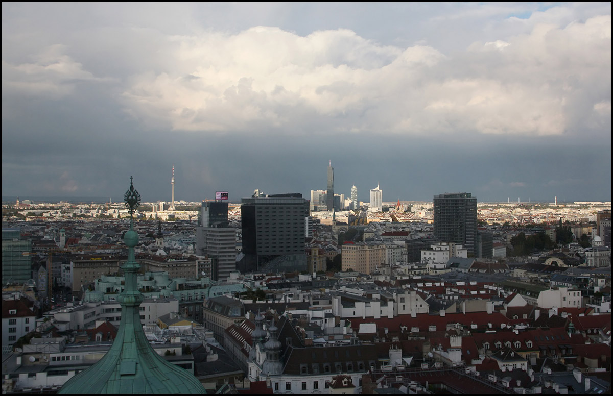 . Schatten und Licht ber Wien -

Blick vom Turm der Stephanskirche be die Innenstadt zur Donaucity.

09.10.2016 (M)