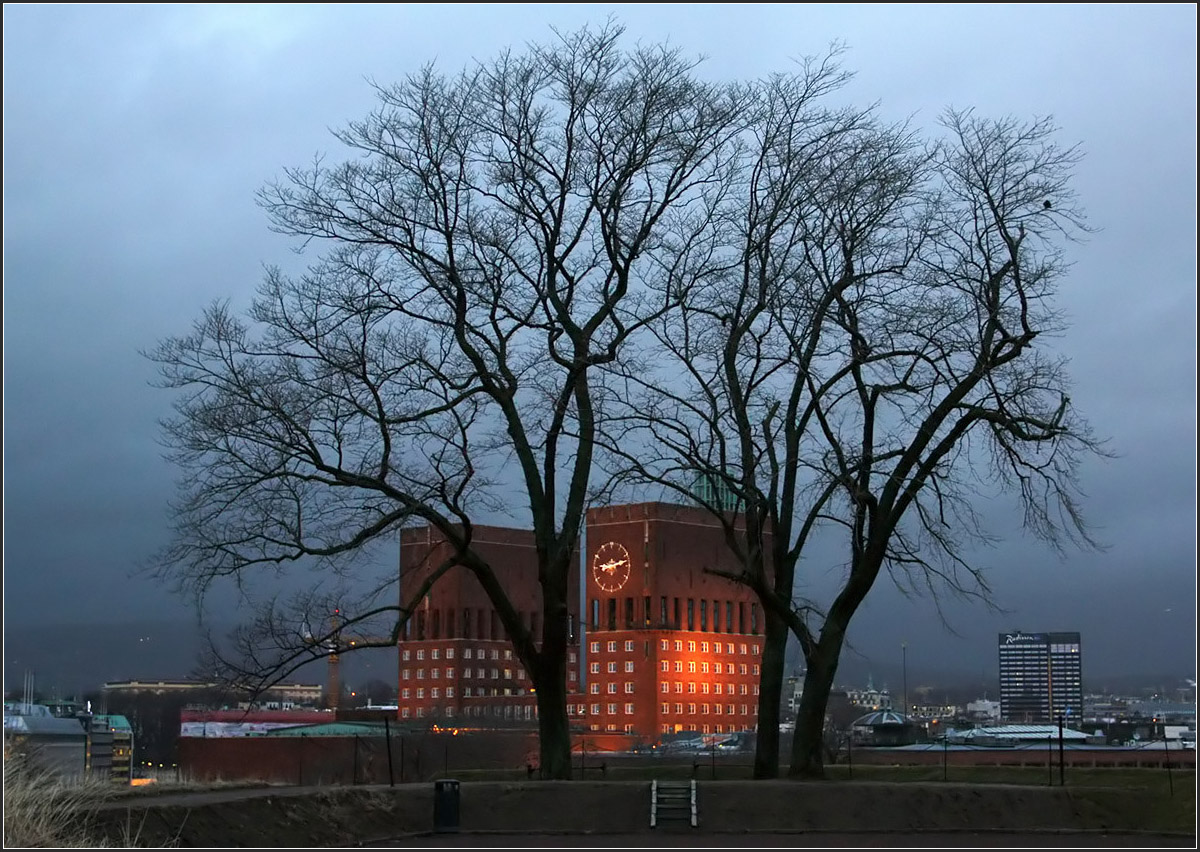 . Silvestermorgen in Oslo -

Die 60 Meter hohen Trme des Rdhuset verstecken sich hinter den Bumen. Das Bild wurde von der Akershus-Festung aus aufgenommen. 

31.12.2013 (Matthias)