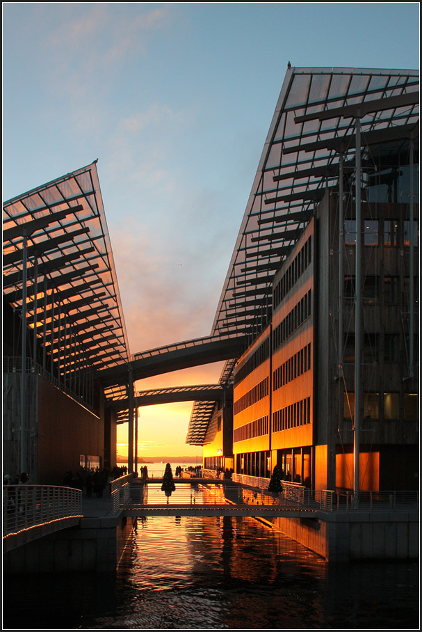 . Sonnenuntergangs-Stimmung in Oslo - 

Blick zwischen den beiden Gebudeteilen des Astrup Fearnley Museums hindurch zum letzten Sonnenlicht. Das Museum wurde von Renzo Piano geplant und wurde 2012 fertiggestellt.

Oslo, Tjuvholmen, 29.12.2013 (Matthias)