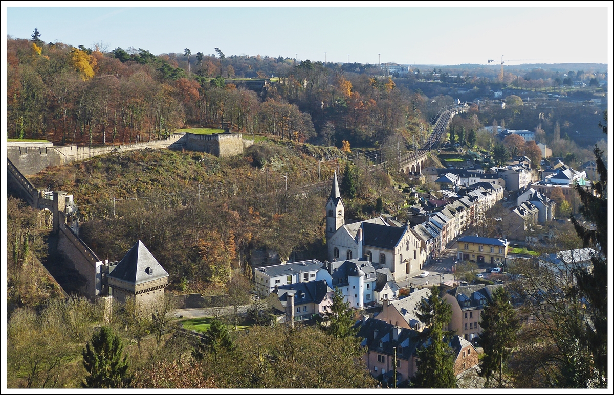 . Stadt Luxemburg - Aussicht von der Grande-Duchesse Charlotte Brcke (Rout Brck) auf den Stadtteil Pfaffental und den Fort Niedergrunewald. 02.12.2013 (Hans)
