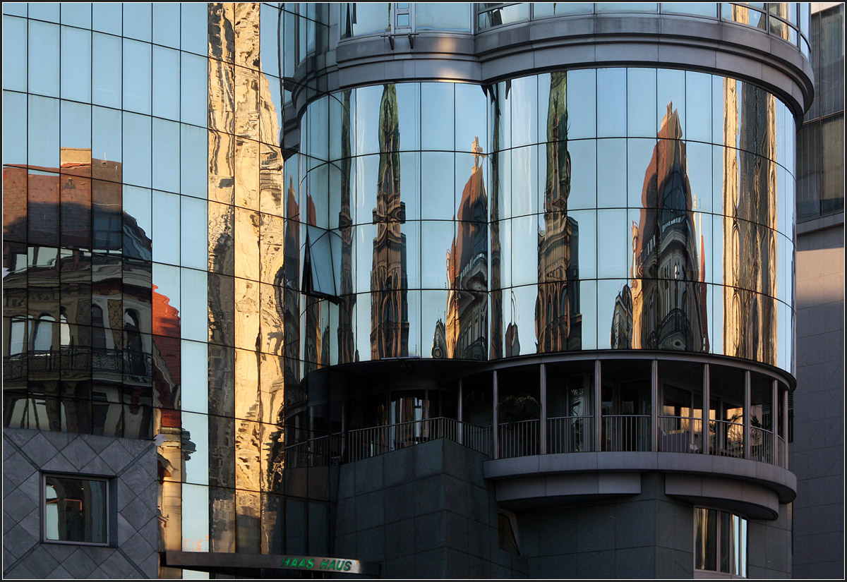 . Stadtspiegel -

Verzerrt spiegeln sich die Nachbarhuser und der Stephansdom in Haas Haus von Hans Hollein in der Altstadt von Wien.

02.06.2015 (M)