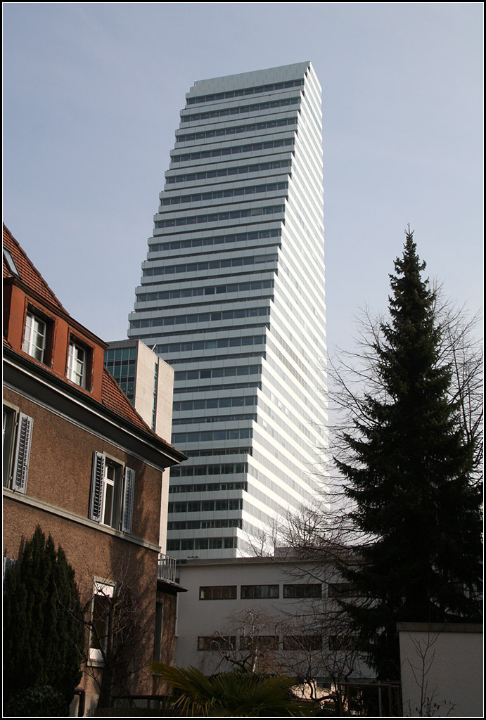 . Stufenfrmig -

...ist vor allem die Westfassade, der in Richtung der Baseler Innenstadt ausgerichteten Seite.

15.03.2016 (M)