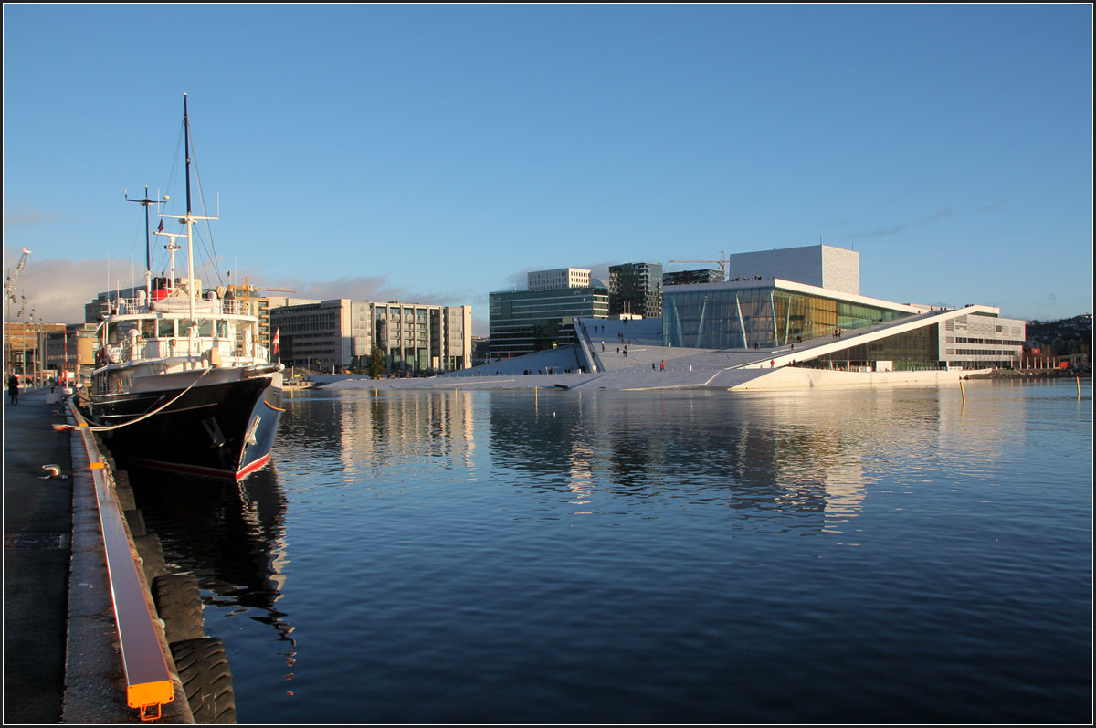 . Treibende Eisschollen -

Das neue Opernhaus im Hafenbecken der Bjrvika in Oslo. 2008 wurde das 520 Millionen Euro teure Bauwerk erffnet. Es wurde von den Norweger Architekten Snhetta geplant und ist auch auerhalb der Spielzeiten ein Publikumsmagnet, aufgrund seiner Architektur mit den begehbaren Dachflchen. Auch sein Foyer mit einem Caf ist offen zugnglich.

29.12.2013 (Matthias)