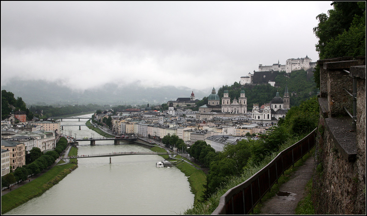 . Trbes Wetter in Salzburg -

Blick vom Mnchsberg auf die Salzach und Salzburg mit der Festung Hohensalzburg.

30.05.2014 (Matthias)