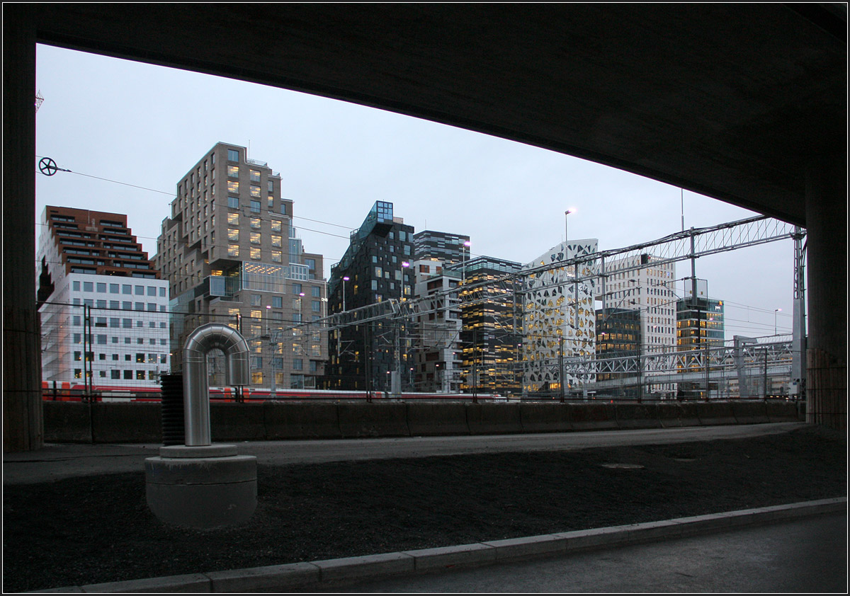 . Ungewhnliche Bauten - 

Hier ein Blick auf die gewhnungsbedrftige Architektur des Barcode-Projektes in Oslo von der Nordseite her gesehen, jenseits der Bahnhofsgleise.

30.12.2013 (Matthias)


