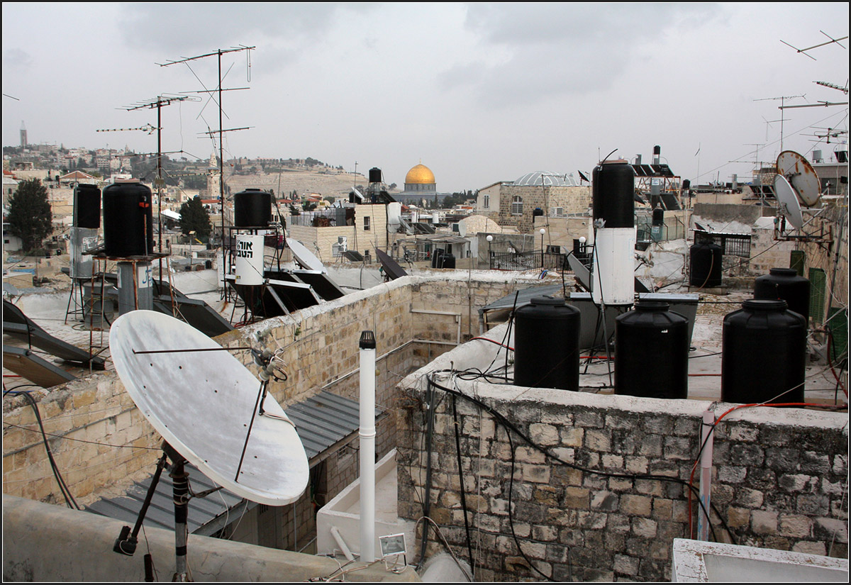 . Wasserbehlter, Satellitenschssel, Antennen und der Felsendom -

Blick von der Stadtmauer ber die Dcher von Jerusalem.

18.03.2014 (Matthias)