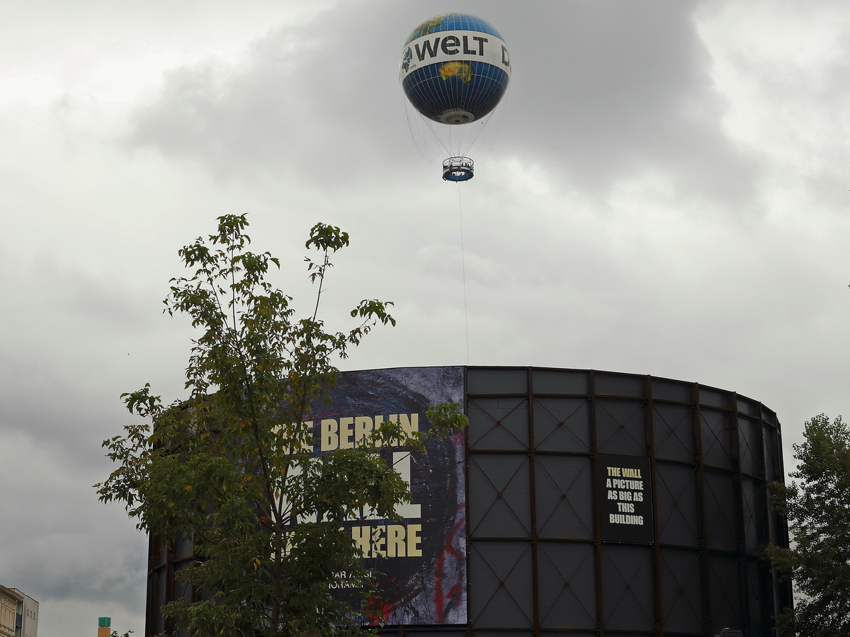 07. Oktober 2016, das asisi Panorama Berlin an der Friedrichstr. Weiterhin ist der Berlin Weltballon, einer der grten Fesselballone der Welt zu sehen. 