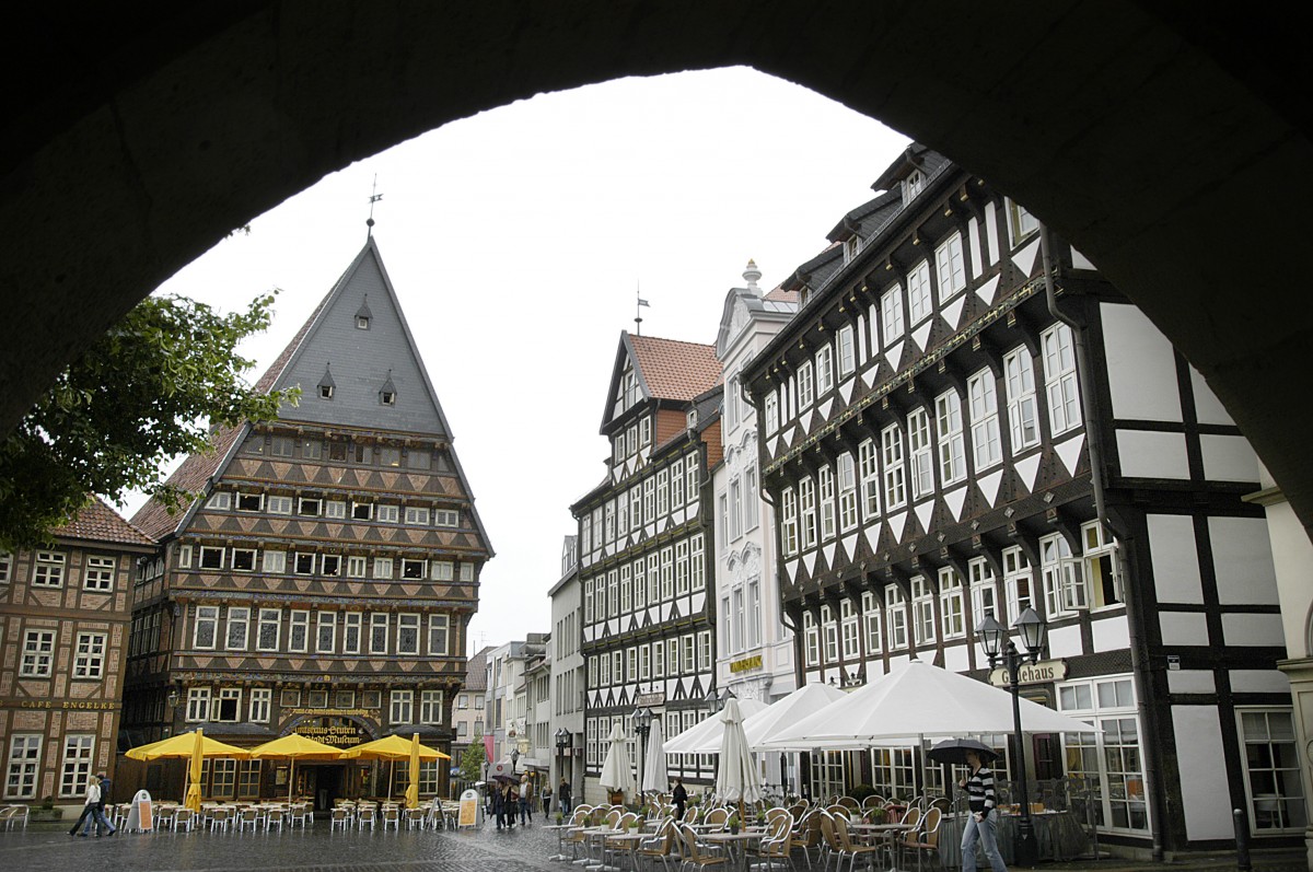 Das schnste Holzhaus der Welt steht am Marktplatz von Hildesheim und wurde im Jahr 1529 gebaut - eine knstlerische Meisterleistung der Sptgotik. Aufnahme: Juli 2007.
