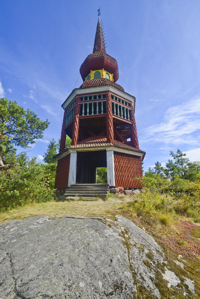 Hsjstapeln ist eine Kopie der 21 Meter hhen Glockenturm in Hrsj im schwedischen Jmtland. Hsjstapeln wurde 1892 im Freilichtmuseum Skansen in Stockholm erbaut. Aufnahme: 25. Juli 2017.
