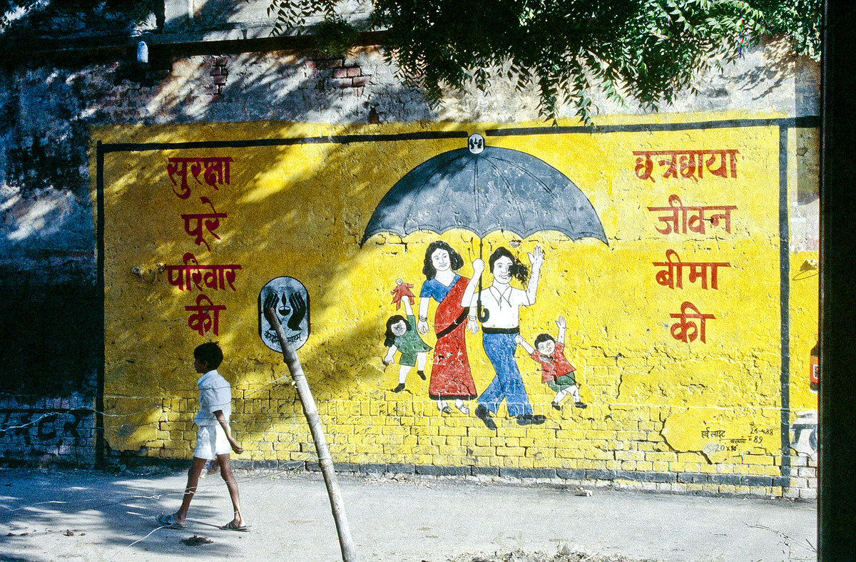 Hchstens zwei Kindern pro Familie - Wandmalerei in Varanasi. Bild vom Dia. Aufnahme: Oktober 1988.