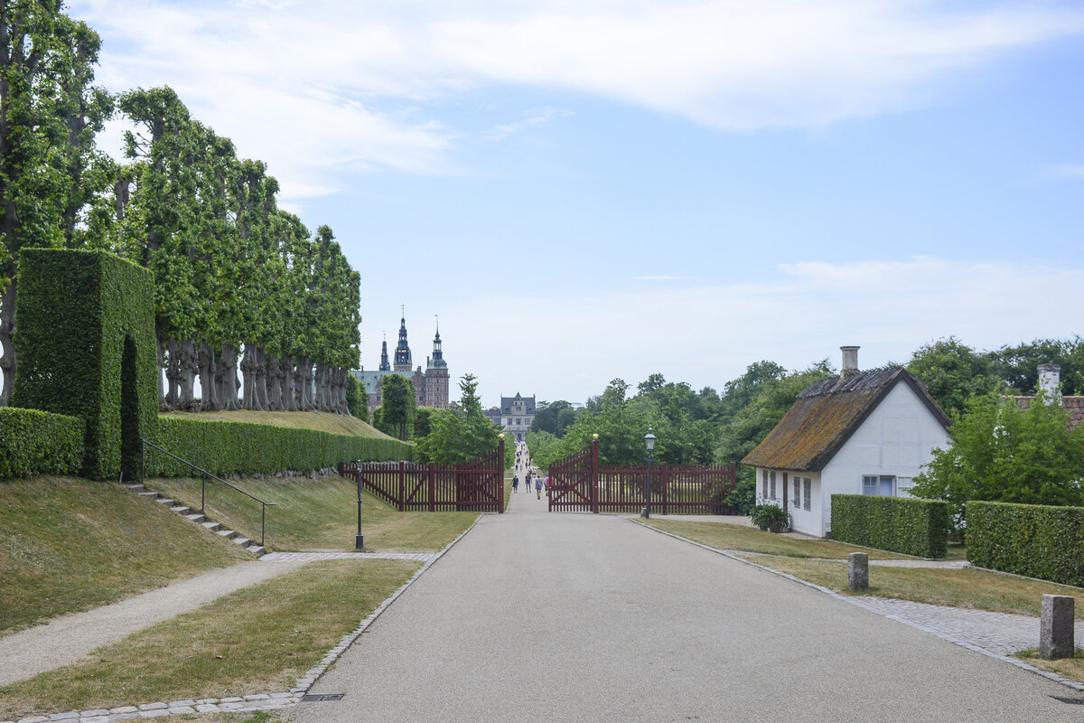 Rendelggerbakken am Schlosspark von Frederiksborg i der Stadt Hillerd. Aufnahme: 24. Juni 2023.