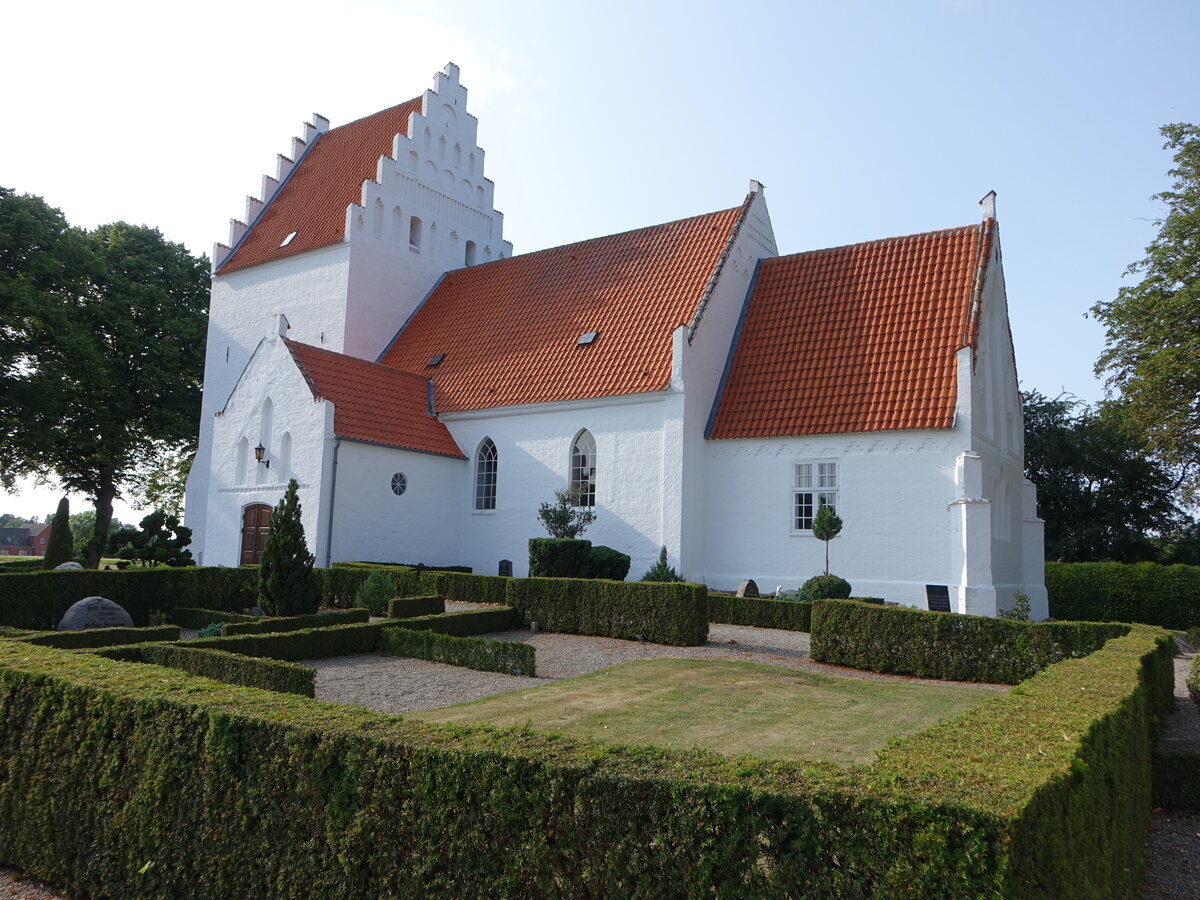 nslev, evangelische Kirche, erbaut aus Backsteinen und wei gekalkt (18.07.2021)