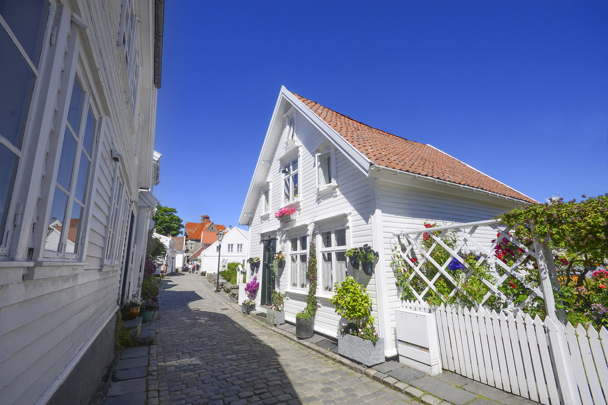 vre Strandgata in der Stavanger Altstadt. Stavanger ist mit 133.000 Einwohnern (Stand: 30. Juni 2017) die viertgrte Stadt Norwegens. Aufnahme: 2. Juli 2018.