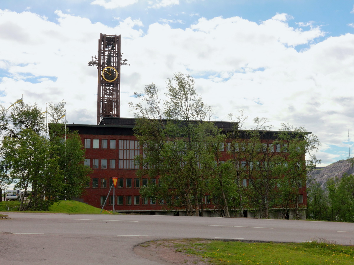 22. Juni 2016, das Rathaus von Kiruna mit dem Glockenturm. Das Rathaus wird in Krze abgerissen, der Turm wird jedoch separat demontiert und soll dann auf das neue Rathaus in der neuen Stadt Kiruna wieder aufgebaut werden. 