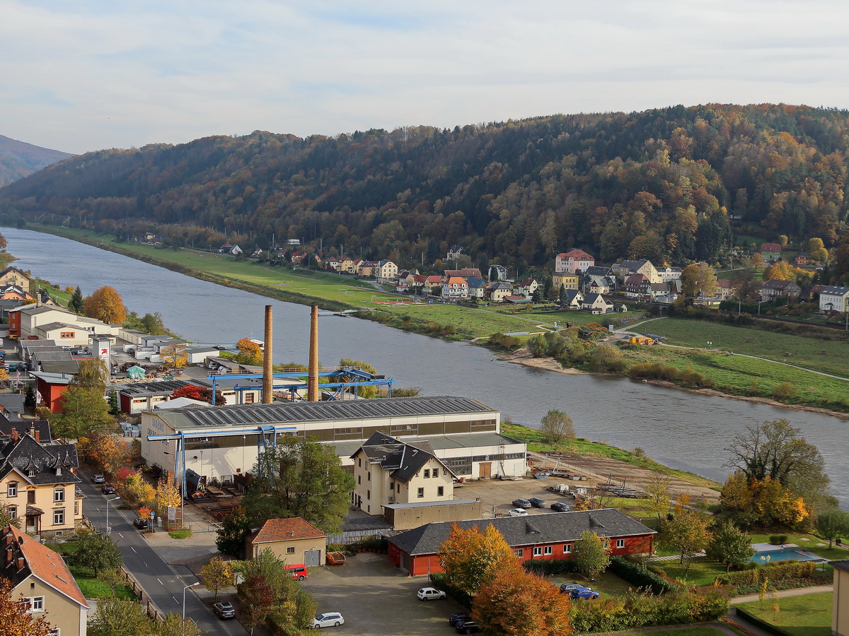 25. Oktober 2021, Blick vom Historischer Personenaufzug  Elbabwrts auf Bad Schandau.