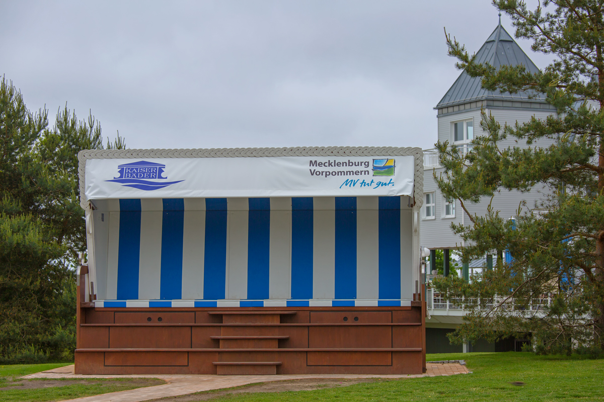 6,40 m breit, 4,15 m hoch und 3,33 m tief ist er lt. Sponsorentafel der grte Strandkorb der Welt und steht an der Promenade im Seebad Heringsdorf. - 27.05.2014
