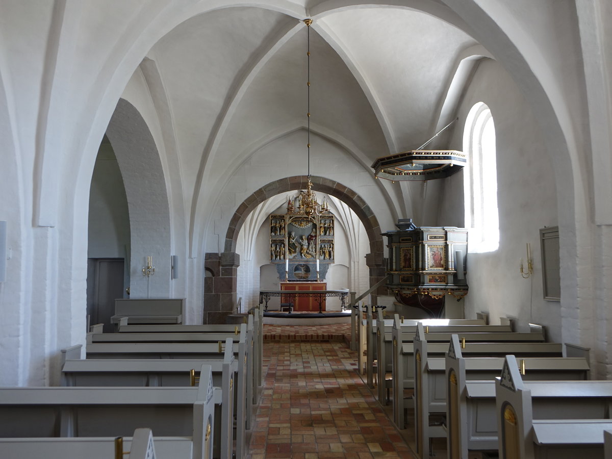 Aabybro, Kanzel und Altar in der romanischen Ev. Kirche (08.06.2018)