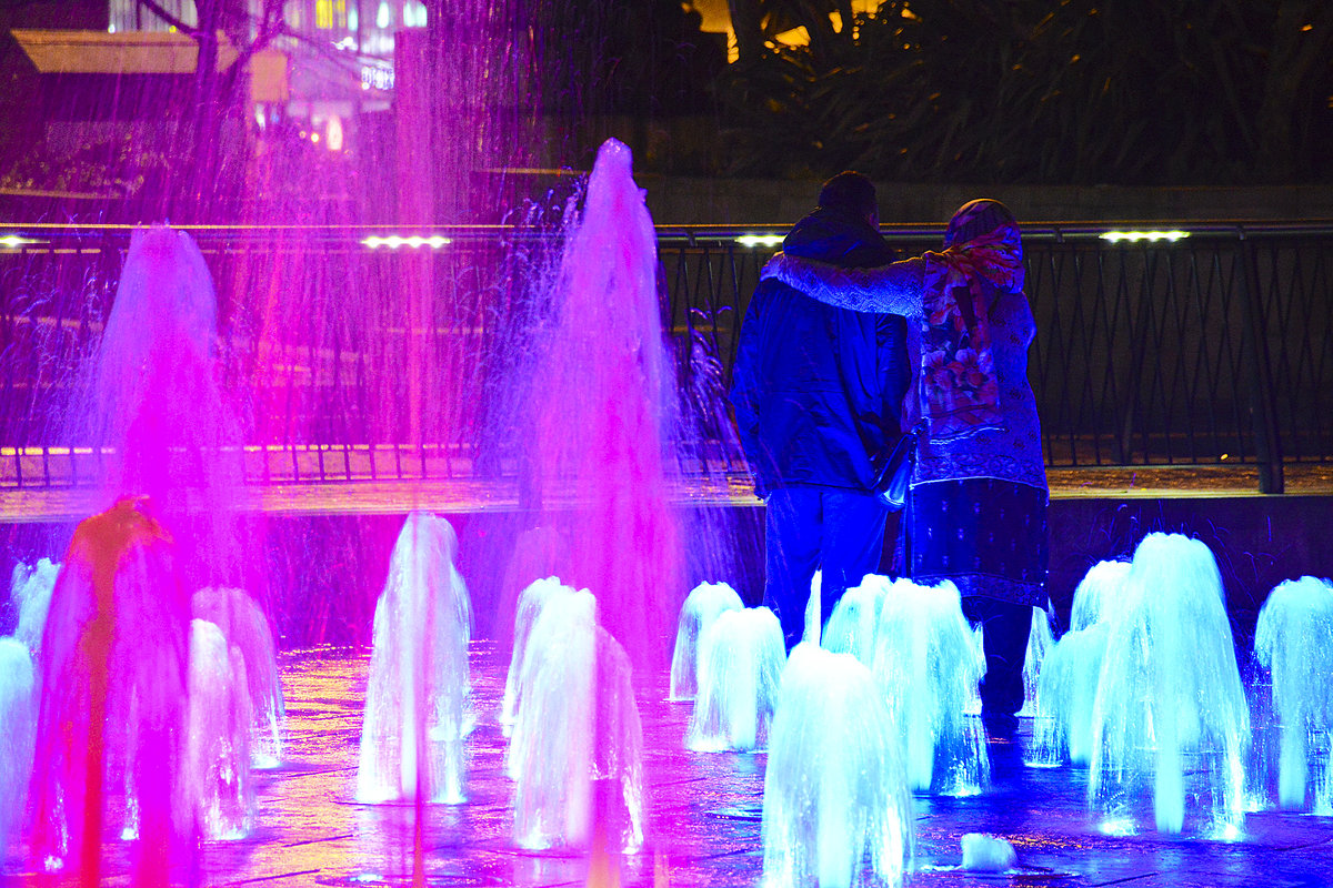 Abendaufnahme vom Springbrunnen in den Piccadilly Gardens in Manchester City Centre - England. Aufnahme: 10. Mrz 2018.