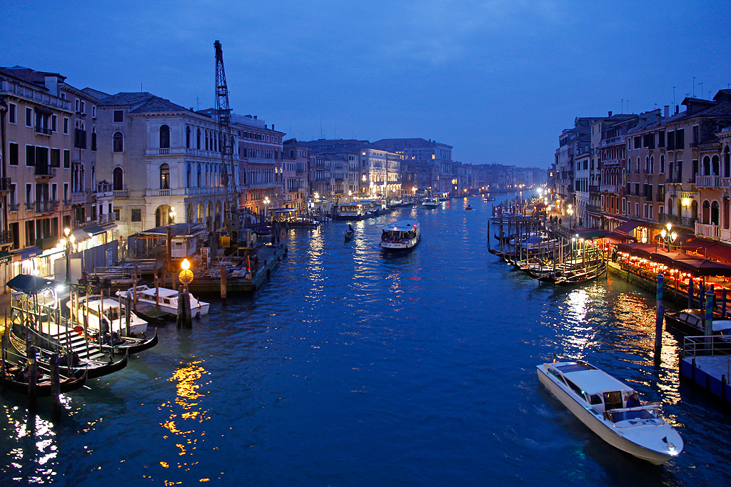 Abendliches und winterliches Venedig, Blick von der Rialto-Brcke auf den Canal Grande. 16. Jan. 2015, 17:16