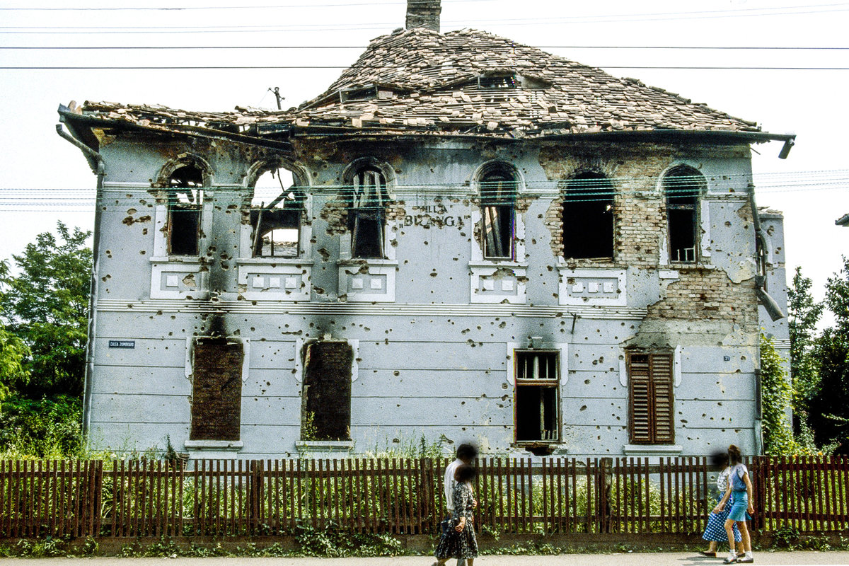 Abgebranntes Haus mit Schusslcher in Sighișoara. Bild vom Dia. Aufnahme: Juli 1990.