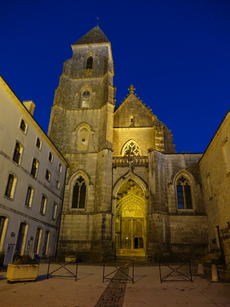 Abteikirche von Saint-Seine-l´Abbaye, erbaut vom 13. bis 15. Jahrhundert (31.10.2015)
