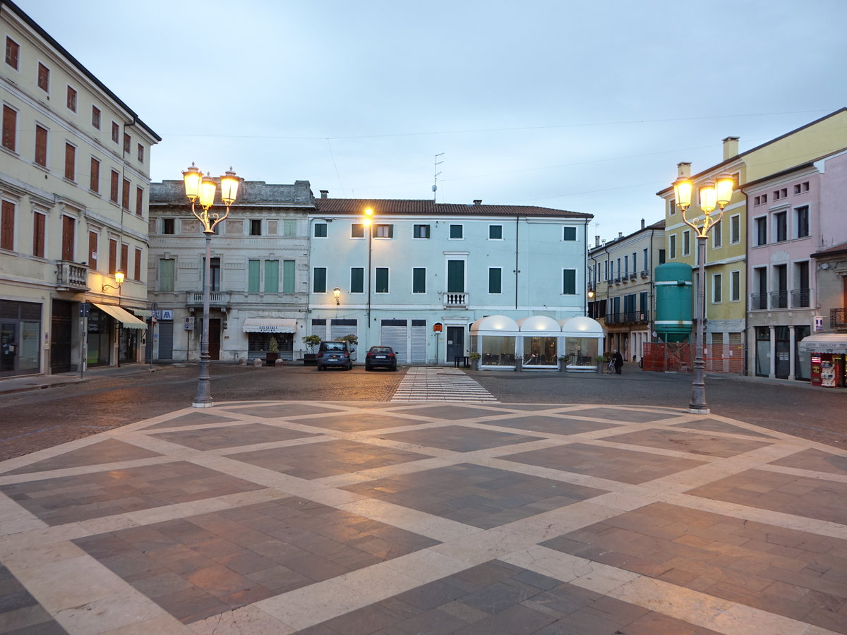 Adria, Cafes und Gebude an der Piazza Guiseppe Garibaldi (30.10.2017)