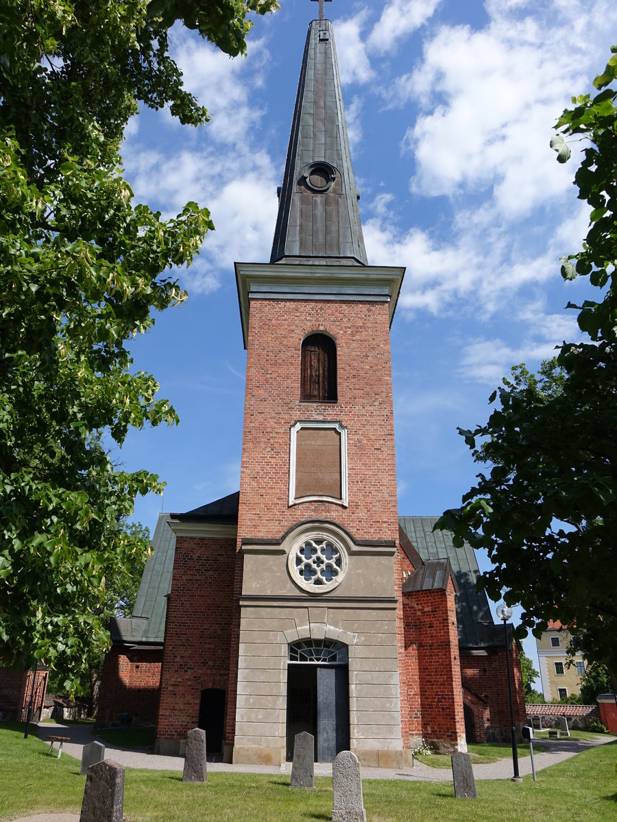 ngs, Kirche im Schlopark, Backsteinbau erbaut im 14. Jahrhundert, Kirchturm von 1744, seitlich Grabkapelle der Familie Piper (15.06.2016)