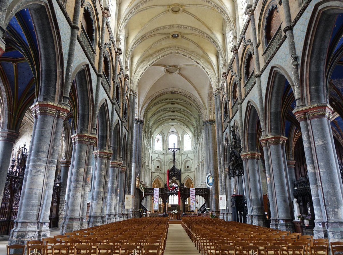 Aire-sur-la-Lys, Mittelschiff der St. Pierre Kirche (14.05.2016)