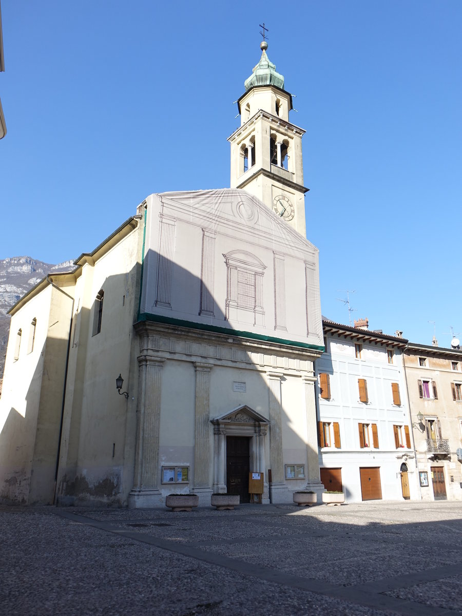 Ala, Pfarrkirche San Giovanni, neoklassizistischen Fassade mit Tympanon, erbaut im 18. Jahrhundert (01.11.2017)