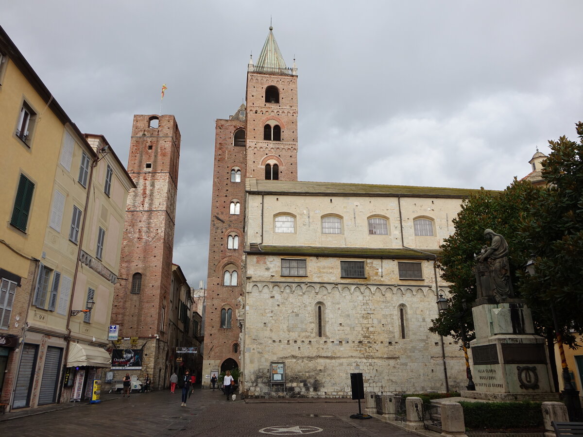 Albenga, Kathedrale St. Michael, Kampanile 11. Jahrhundert, Langhaus 14. Jahrhundert, barockes Portal von 1669 (04.10.2021)