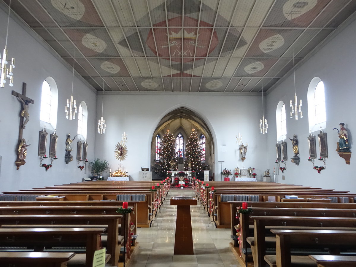 Alburg, Innenraum der Pfarrkirche St. Stephan, sptgotische Ausstattungstcke (26.12.2016) 