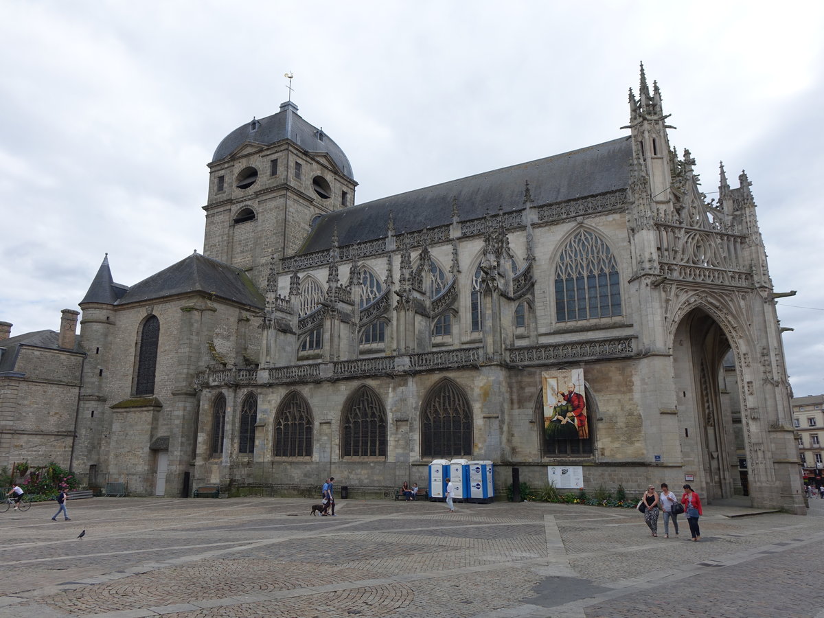Alencon, Kirche Notre-Dame, erbaut im 14. Jahrhundert, Vorhalle erbaut von 1506 bis 1508 (11.07.2016)