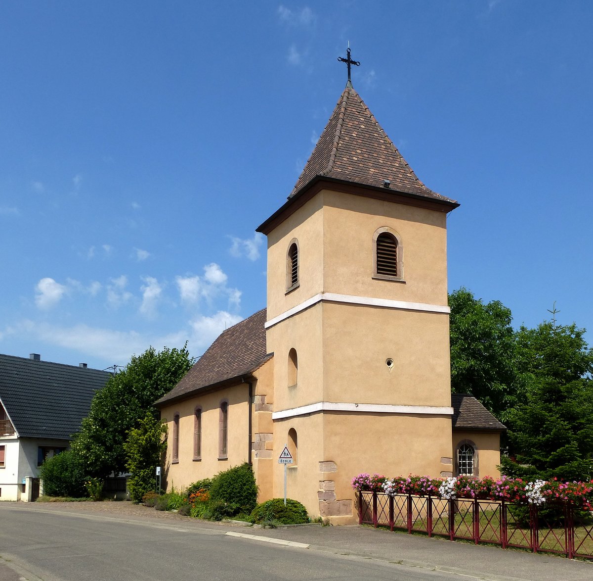 Algolsheim, Blick von der Hauptstrae zur Kirche St.Peter und Paul, Juni 2017