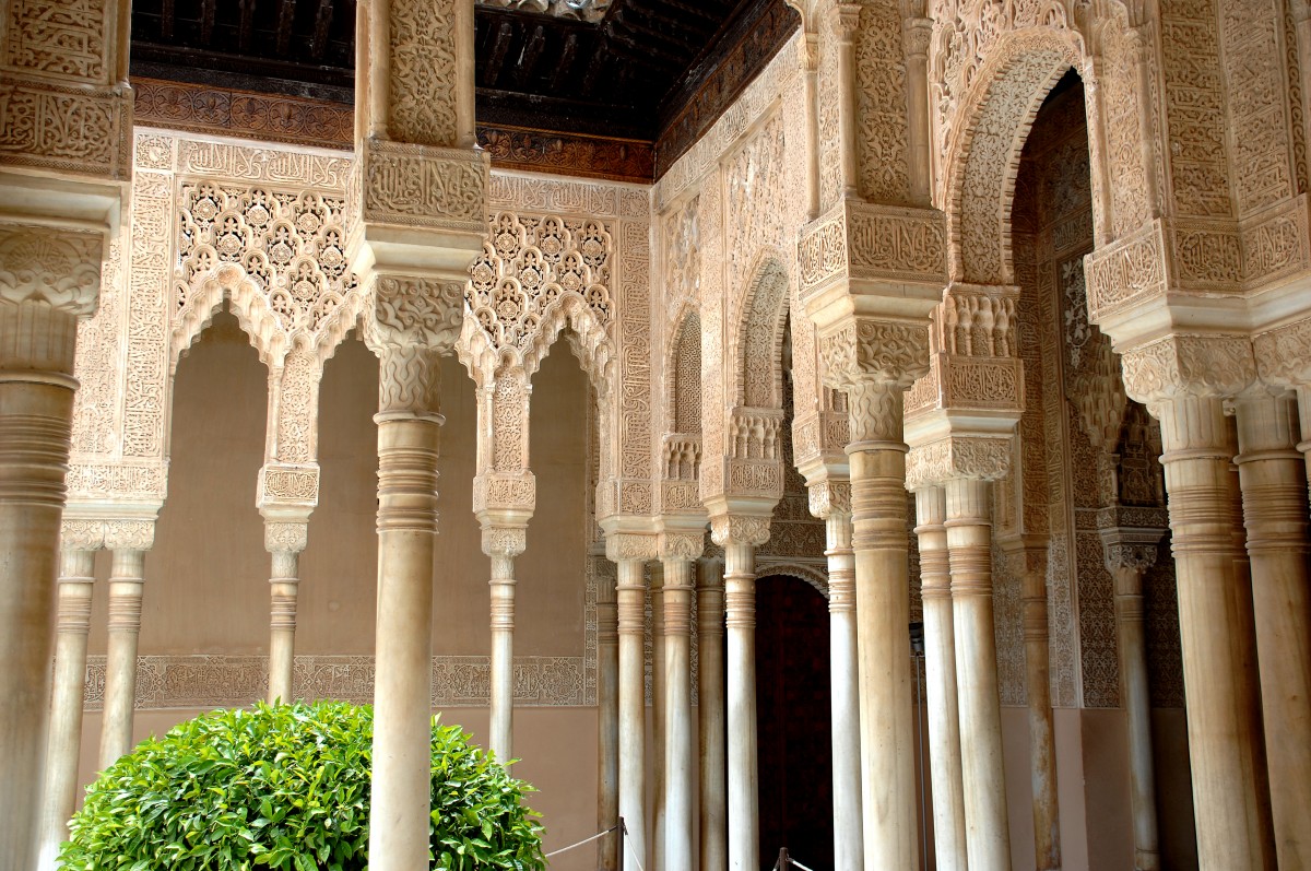 Alhambra in Granada - Der Lwenhof mit dem Lwenbrunnen. Aufnahme: Juli 2014.
