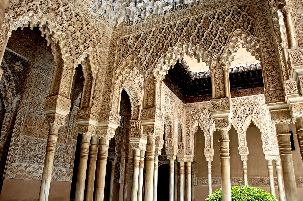 Alhambra in Granada - Saal der zwei Schwestern. Der anmutige Saal verfgt ber reiche Kachel- und Stuckdekorationen, eine beeindruckende Stalaktitkuppel und eine ausgefeilte Lichtbrechung. Aufnahme: Juli 2014.