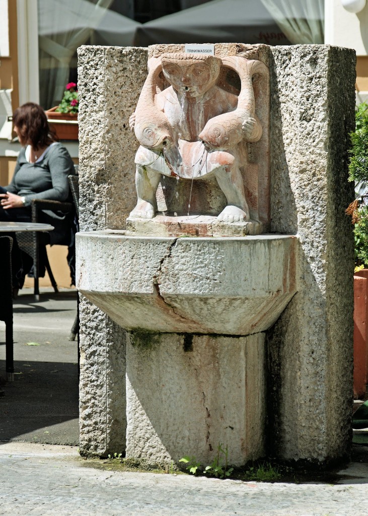 Als Brunnenfigur hlt ein wasserspeiender Gnom zwei Fische. Fr den Platz beim Aufgang zur Wasserstiege angekauft. Linz, Promenade ... aufgenommen am 20.5.2013