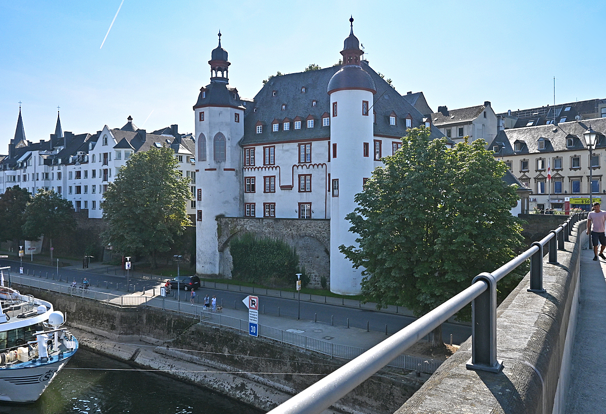 Alte Burg Koblenz mit Stadtarchiv an der Balduinbrcke - 08.09.2021