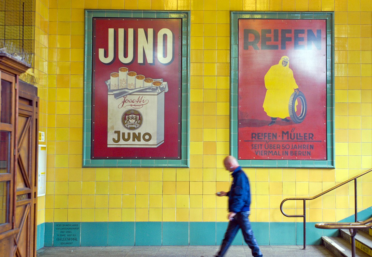 Alte Werbungen in der Eingangshalle des U-Bahnhofs am Wittenbergplatz im Berliner Ortsteil Schneberg. Das Jugendstilgebude steht unter Denkmalschutz. Aufnahme: 3. Mai 2008.